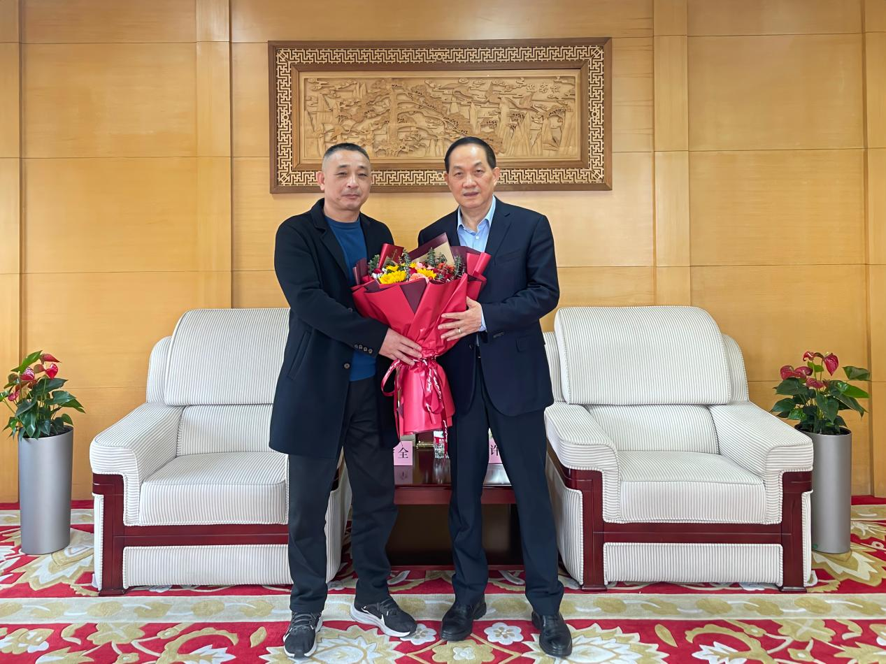 王守全主任慰問省級勞模許榮根——區(qū)總工會(huì)領(lǐng)導(dǎo)赴浙江建華集團(tuán)開展新春走訪慰問活動(dòng)