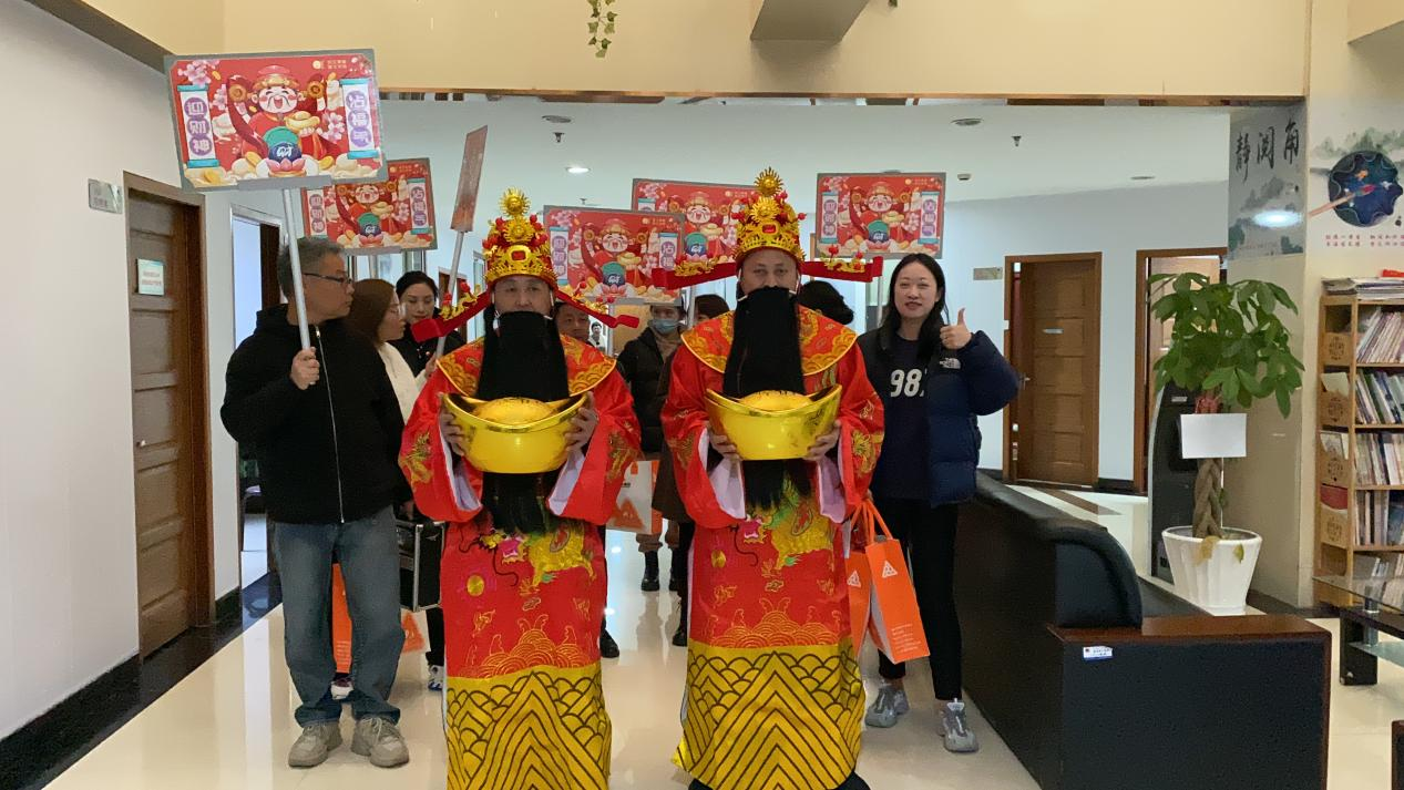 正月十五元宵到，財(cái)神到來，請(qǐng)接福！