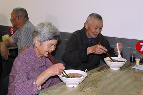20151021重陽節(jié)送長壽面活動3.jpg
